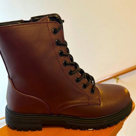 NWT Women’s Burgundy Leather Boot, Size 7.5 Style Raindeer Boot - Picture 3 of 8